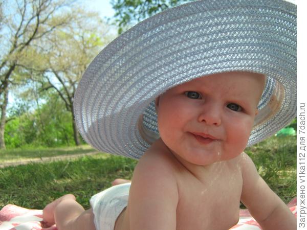 Катюша загорает на даче)