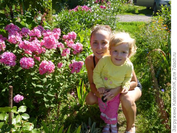 Обожаем огород! Там кругом везде народ!!! Море солнца и цветов!!! Ездить я туда всегда готов!!!