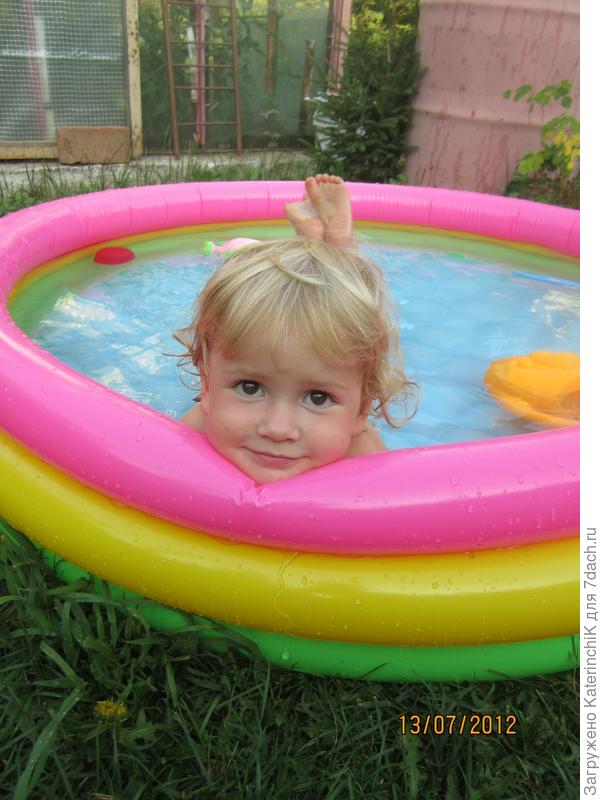 Обожаем огород! Там кругом везде народ!!! Море солнца и цветов!!! Ездить я туда всегда готов!!!