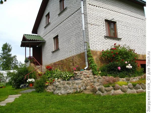 каменный пруд и клумбы