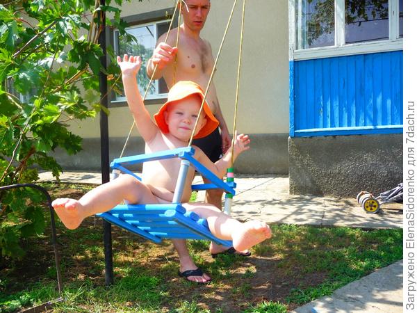 Наше чадо на бабушкиной даче!!!