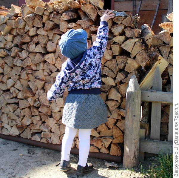 укладывает дрова