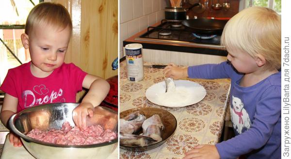 помогает на кухне