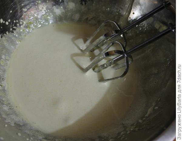 взбиваем желтки с сахаром