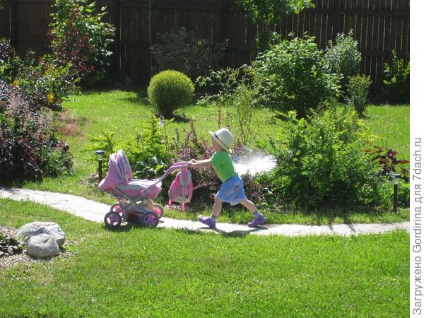 Хорошо моим внукам на любимой даче!