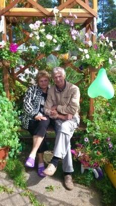 родные на скамейке-перголе, которую построил муж