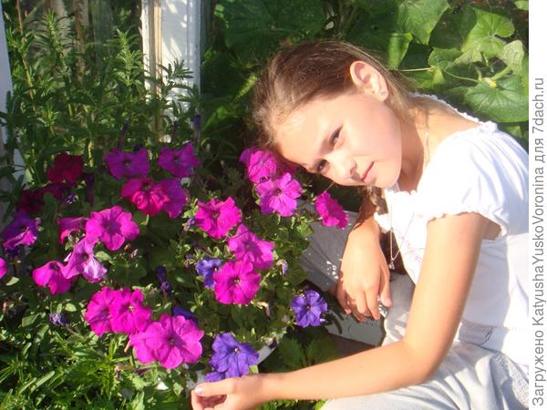 мой любимые сестрички на даче)))