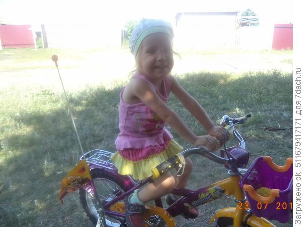 Варвара учится кататься.