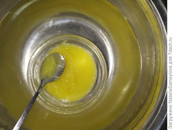 Слегка подогрейте мёд на водяной бане ( темп. воды не более 60°C)