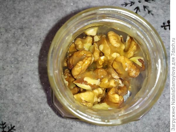 Перемешиваем, накрываем крышкой и оставляем на сутки