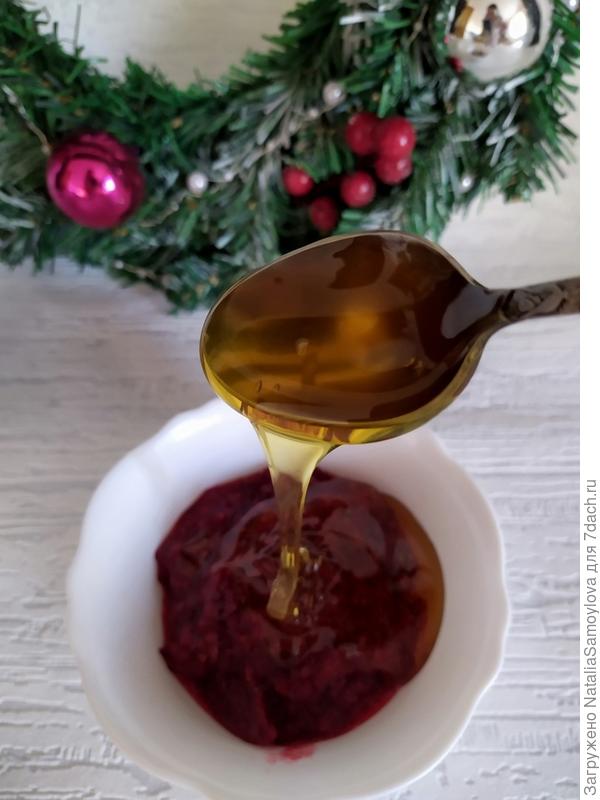 Добавляем 100 грамм жидкого мёда, перемешиваем