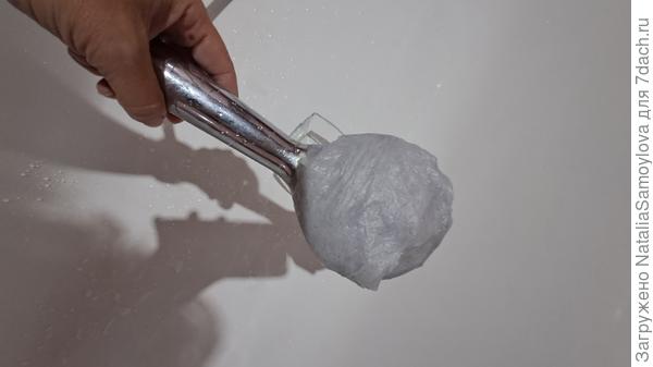 Берем бумажное полотенце, сворачиваем и окунаем в раствор