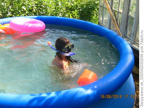 Внучка в бассейне.