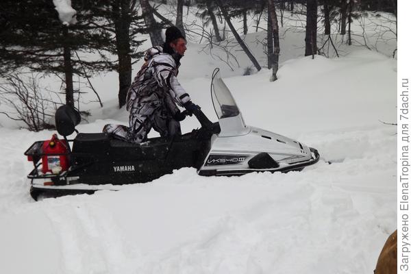 На снегоходе по снегам .