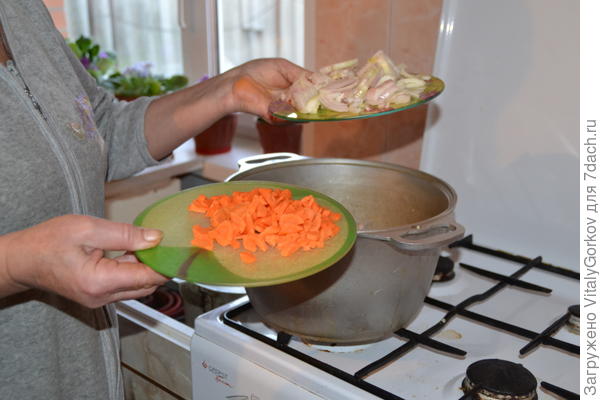 Загрузка овощей в казан