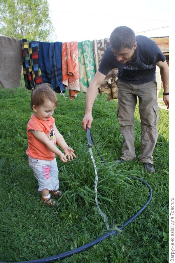 Ксения с папой моет ручки.
