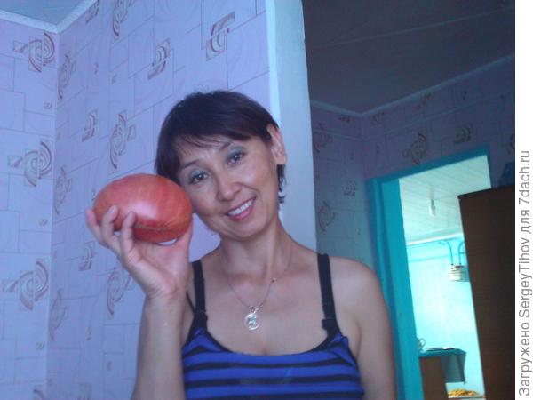 Жена с самым большим помидором этого года)