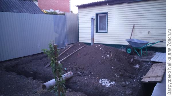 кирпичная стена закрыта пластиком. Выложена в один кирпич.