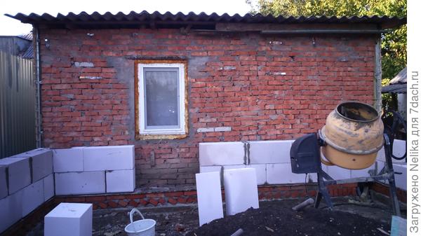 Вместо окна будет дверь, соединяющая старое и новое помещения.