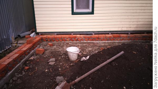 Землю мы собираемся раскидать внутри фундамента, так как мама просит сделать пол повыше.