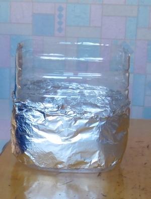 Вот так нужно закрыть нижнюю часть бутылки фольгой.