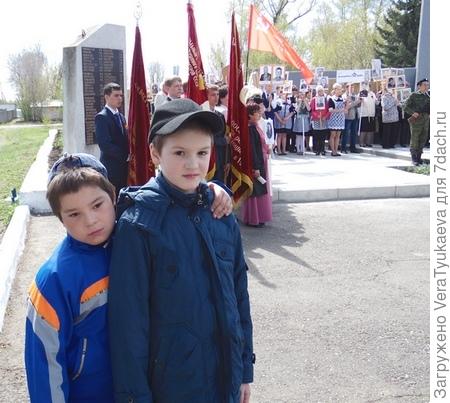 Дети рядом с бессмертным полком