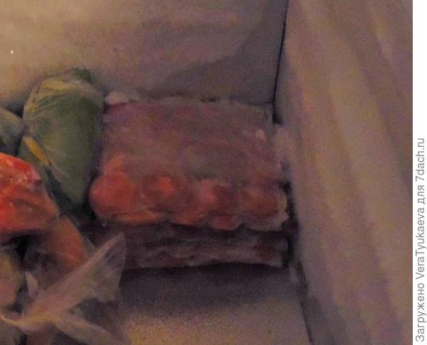 Упаковка нарезанных помидоров.