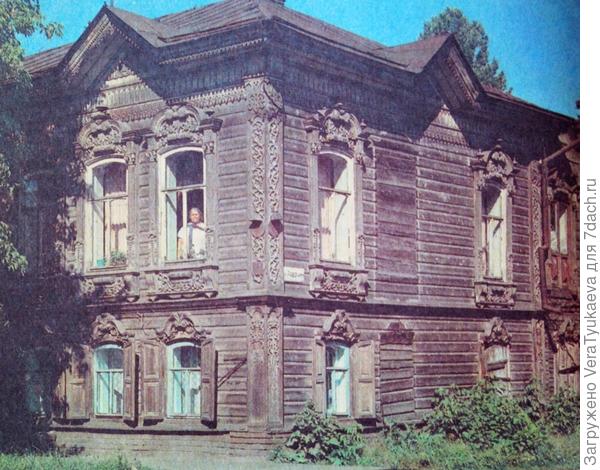 Старый дом с деревянной резьбой.