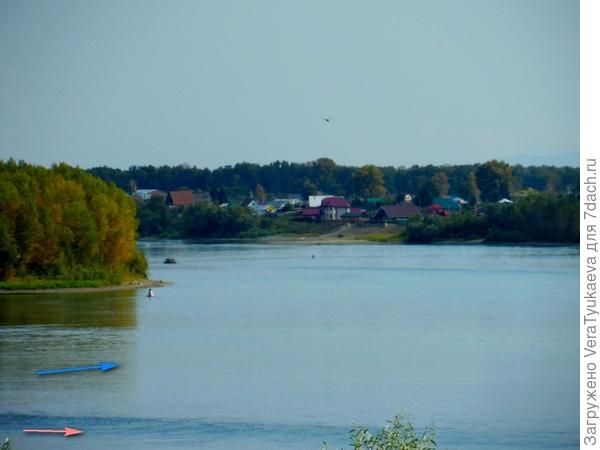 Стрелками показана вода обеих рек. Цвет разный.