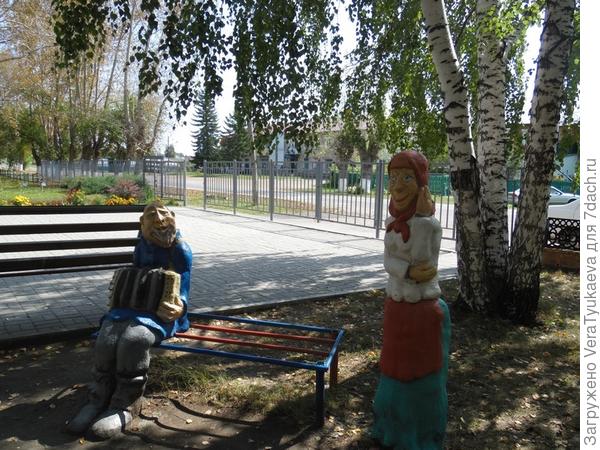 Дед с гармошкой.