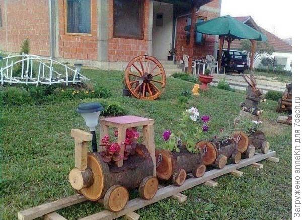 Клумба-паровозик из деревянных ящиков