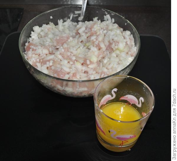 Перемешиваем и добавляем масло