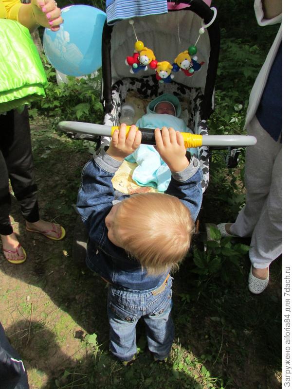 За сестрёнкой прослежу и в коляску положу...