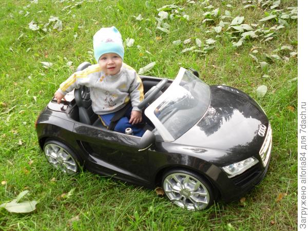 Кататься на лужайке мне не лень-могу я ездить целый день!