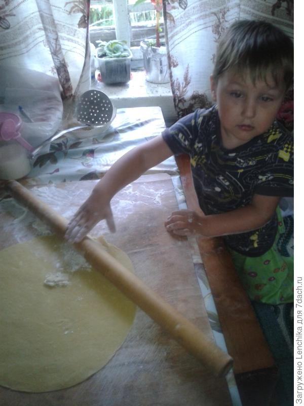 Ну и конечно же как не помочь деуэнике испечь пирог.