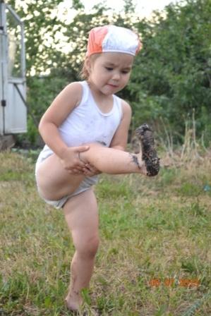 Приключения Киры на даче)