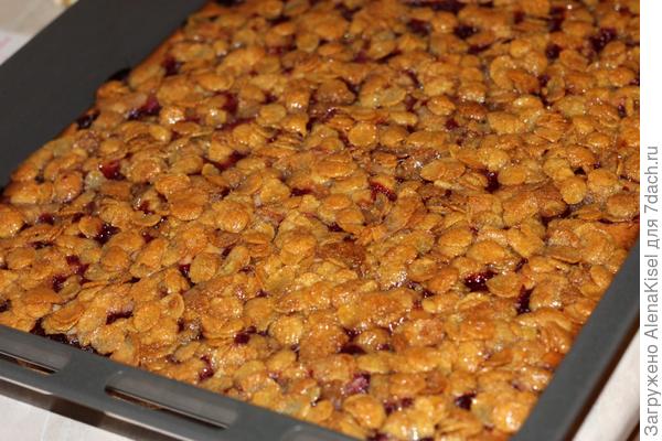 Вишневый пирог с кукурузными хлопьями.