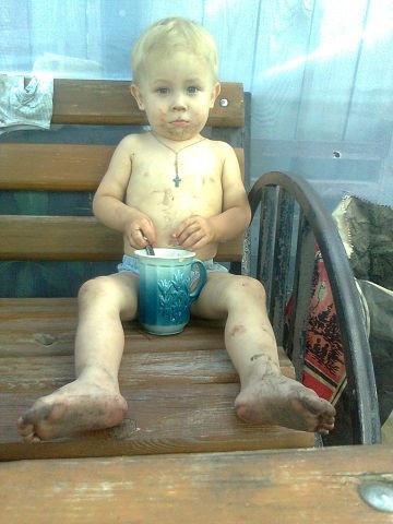 Лето 2012.Мой сынуля Леонид, на даче у друзей. Собирал ягоды , устал, сел на скамейку отдахнуть