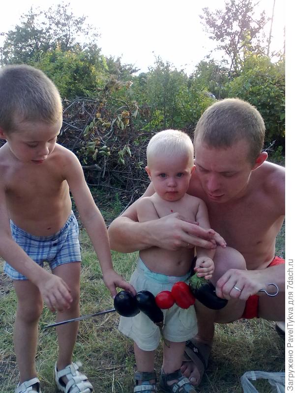 Наши мальчики-зайчики на даче