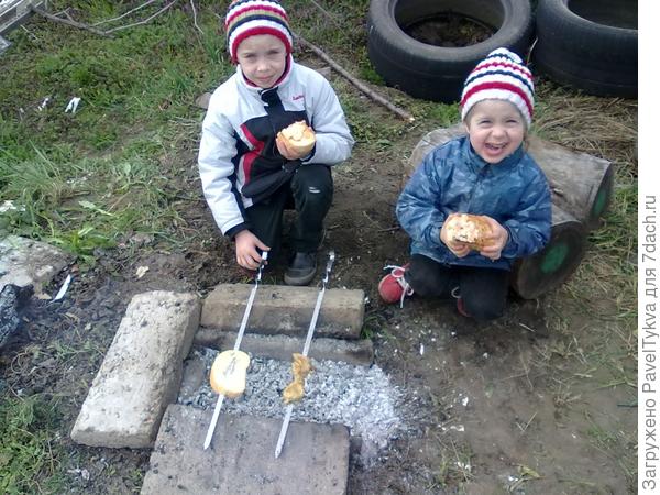 Наши мальчики-зайчики на даче