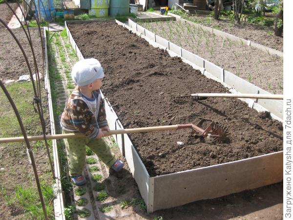 Без нашего главного помощника, ничего бы не выросло)!