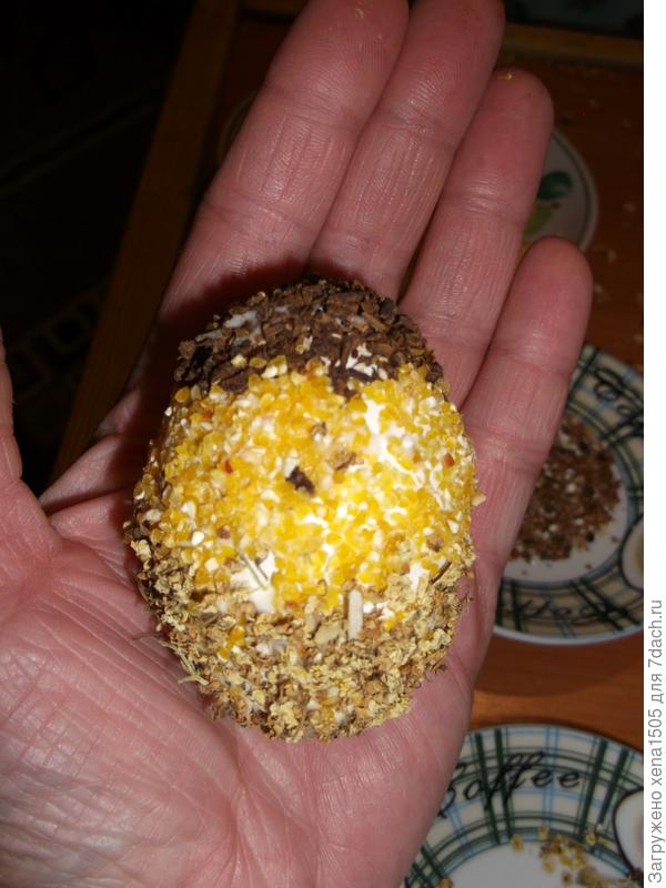 Яйцо, украшенное природным материалом