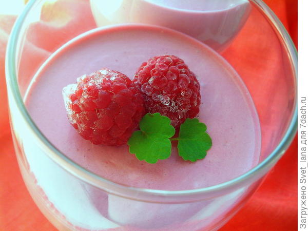 Сливочный десерт из замороженных ягод
