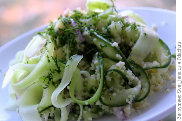 Салат из кускуса с огурцами и фетой