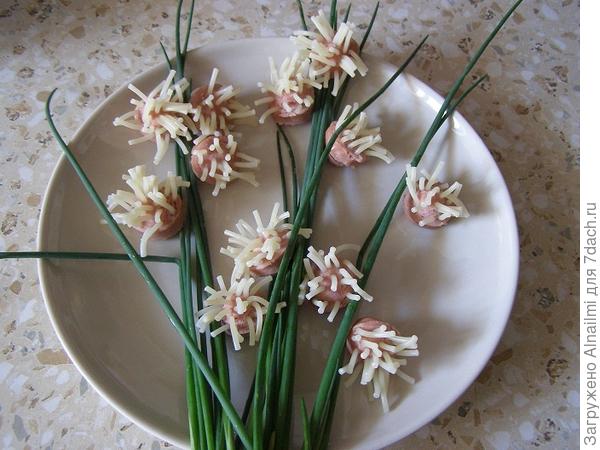 Цветы из лапши и сосиски