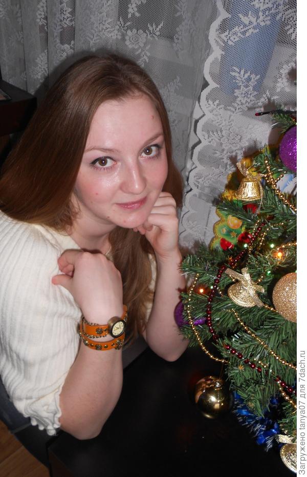 Возле главной героини Нового Года!
