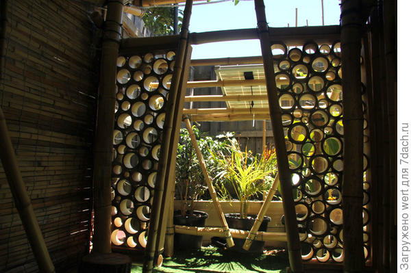 Домик из бамбука