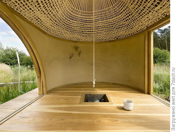 Оригинальная идея для закрытой беседки