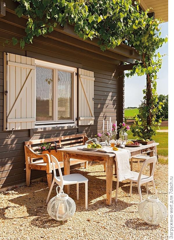 Деревянный дом, полностью открытый природе