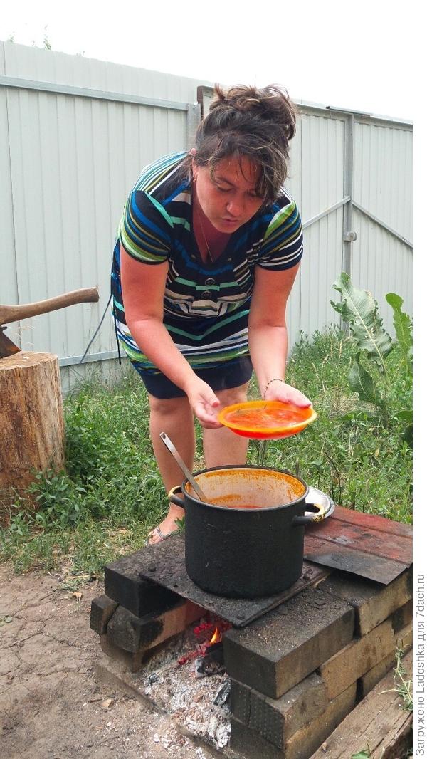 Готовлю борщ на даче я